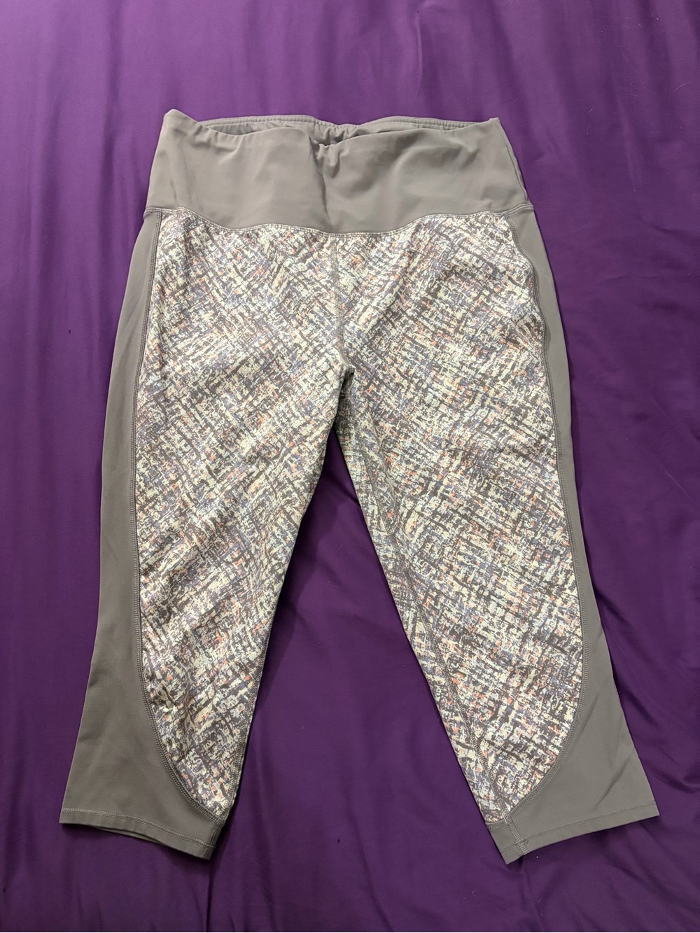 High-Waist Purple Capri Leggings with Multicolor Tweed Panels